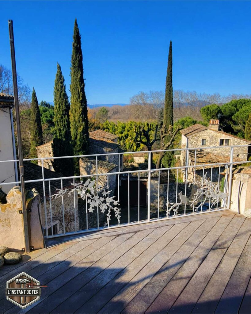 Balustrade terrasse acier blanc sur mesure Balustrade terrasse en acier blanc sur mesure avec motifs découpés branches et oiseaux