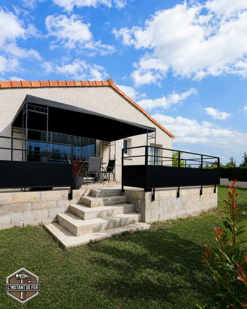 Garde-corps terrasse soubassement tôle acier Garde-corps de terrasse en acier noir avec soubassement tôlé pour abri de jardin
