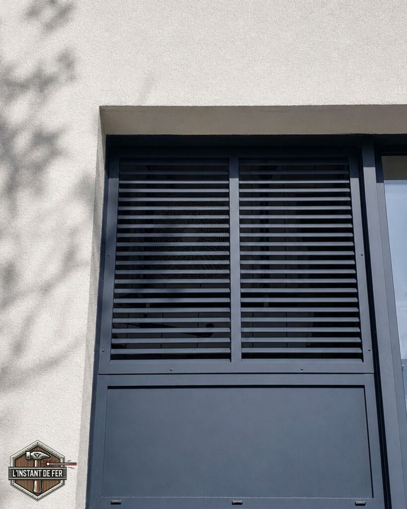 Brise-vue persienne lames acier noir Panneau brise-vue type persienne à lames horizontables en acier noir sur mesure