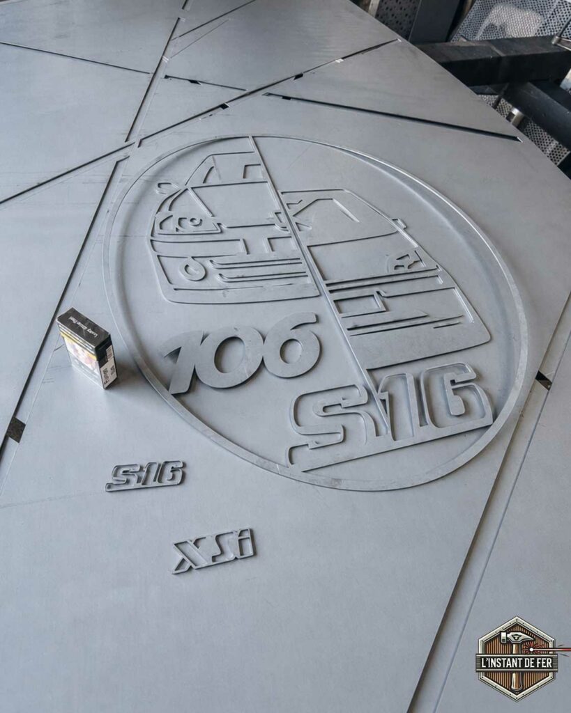 Plaque métallique découpe laser 106 S16 Plaque en tôle d'acier avec découpe laser sur mesure logos Peugeot 106 S16 et XSi