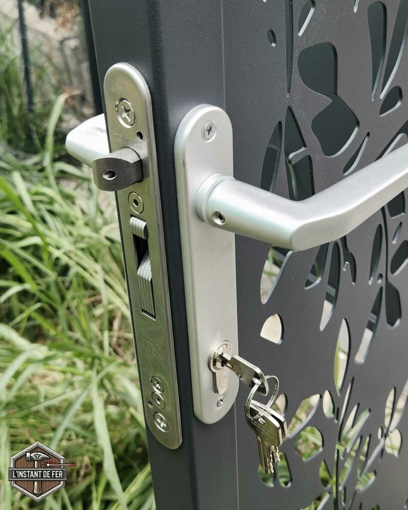 Détail serrure porte laser Détail serrure d'une porte d'extérieur découpée au laser