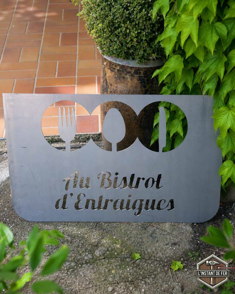 Enseigne métallique Bistrot d'Entraigues découpe laser Enseigne personnalisée en tôle d'acier découpe laser "Au Bistrot d'Entraigues" avec motif couverts