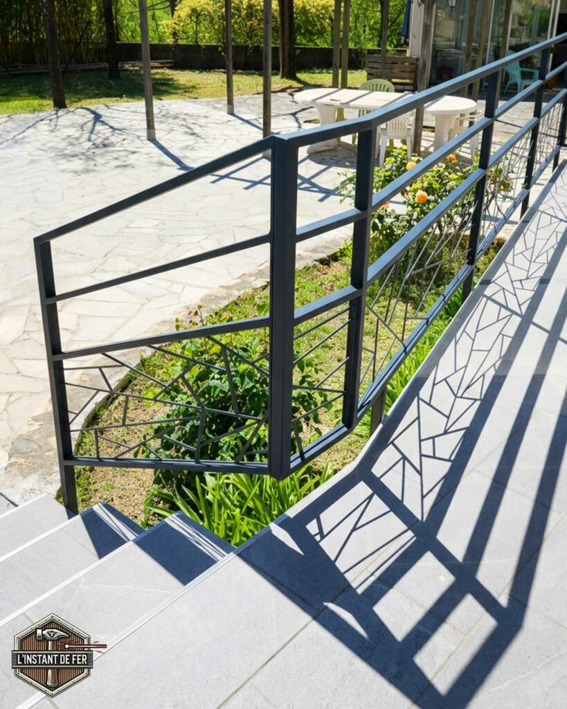 Garde-corps terrasse découpe laser rampe Garde-corps de terrasse et rampe d'escalier en acier noir avec motif découpé au laser