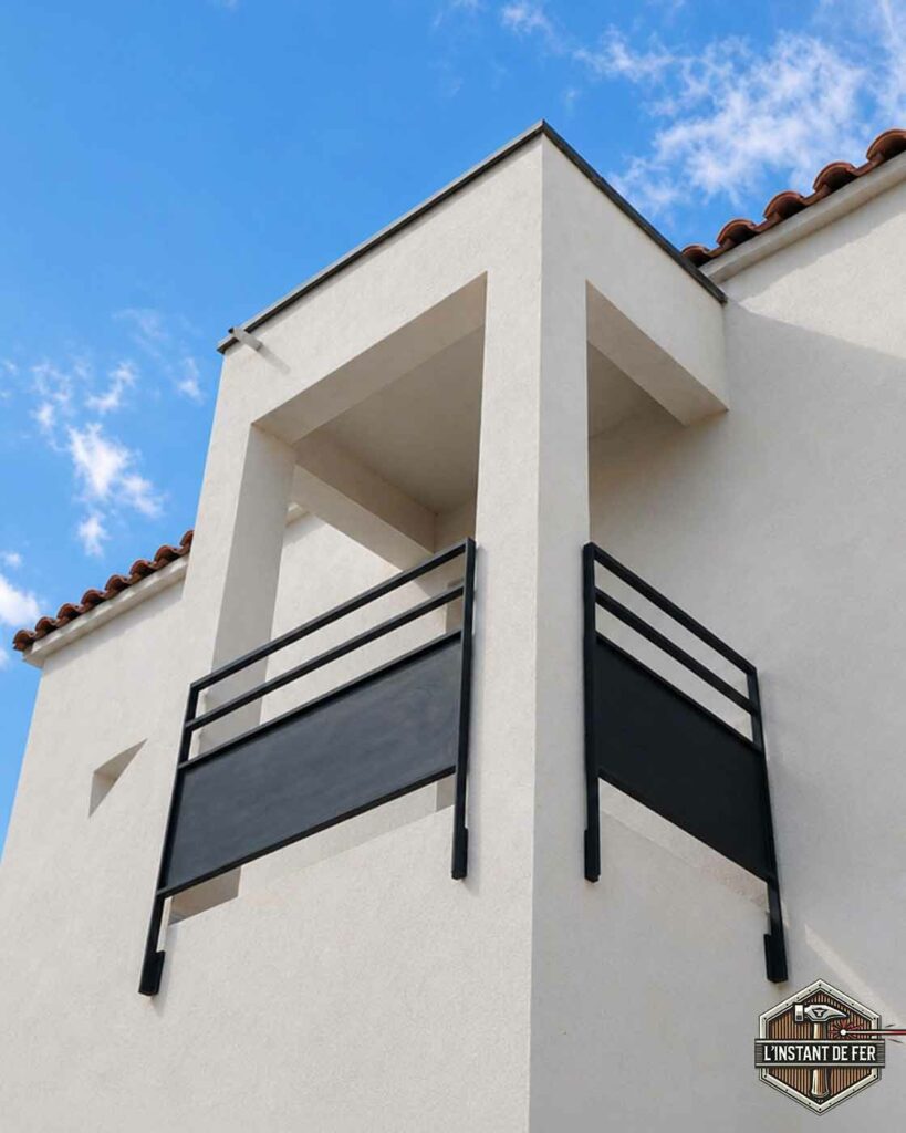 Garde-corps balconnet acier noir pose anglaise Garde-corps de balconnet en acier noir moderne avec pose en applique extérieure