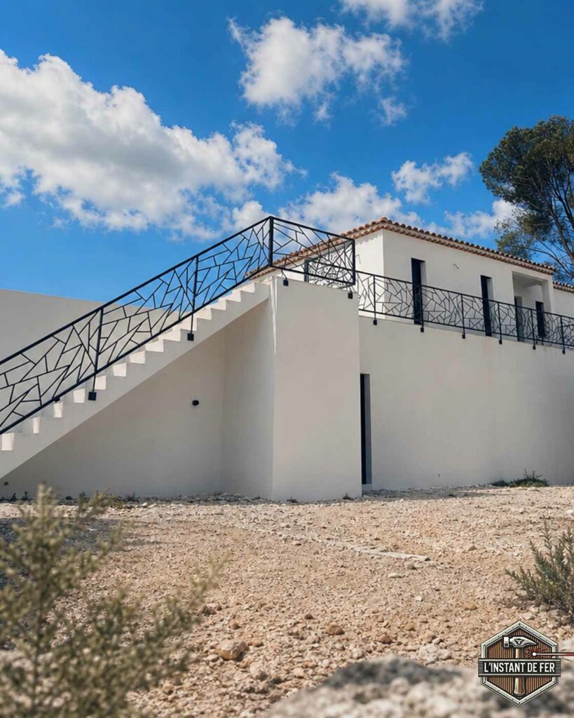 Garde-corps terrasse et escalier découpe laser Garde-corps de terrasse et rampe d'escalier en acier noir avec motifs découpés au laser sur maison contemporaine