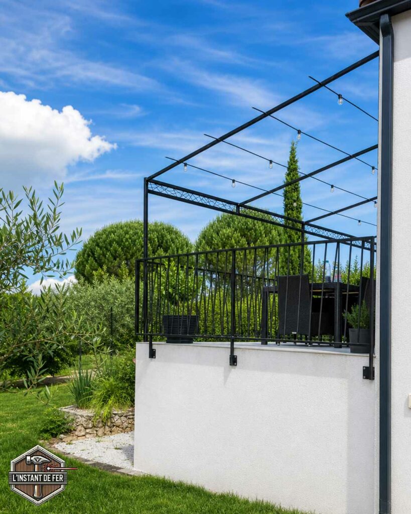 Garde-corps terrasse barreaudage et pergola acier Garde-corps de terrasse extérieur à barreaudage et pergola en acier noir