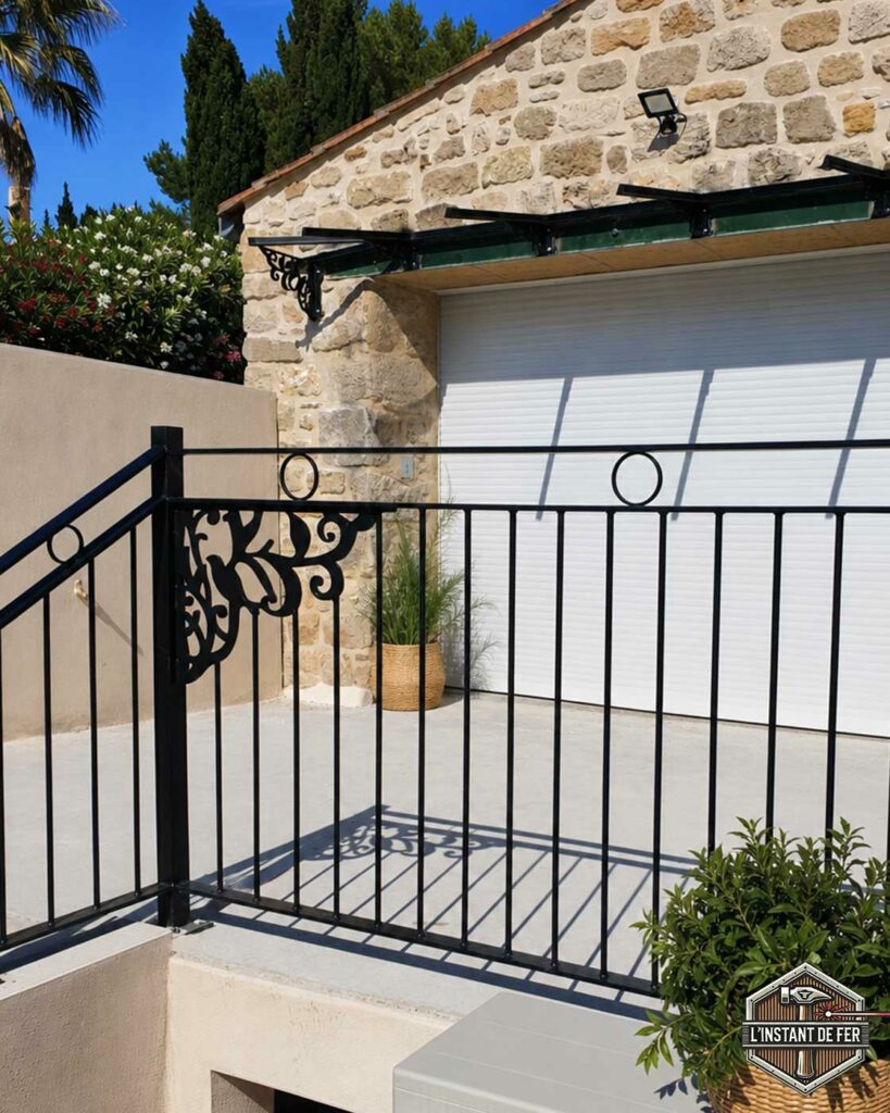 Garde-corps terrasse avec découpe laser Garde-corps terrasse extérieur en fer forgé noir avec volutes laser et anneaux décoratifs