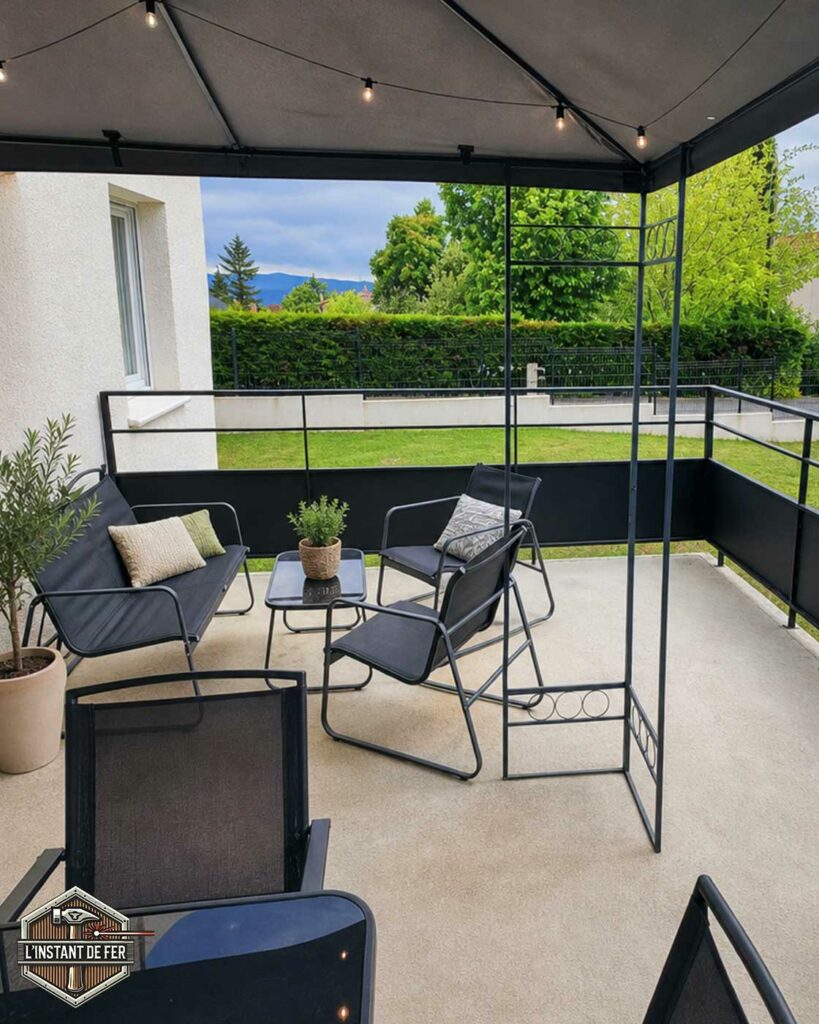 Balustrade terrasse tôle et lisses acier Balustrade de terrasse extérieure avec tôles de soubassement noires et lisses horizontales