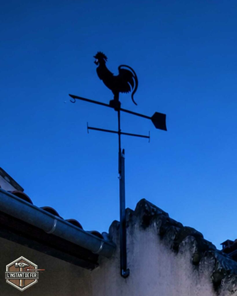 Girouette de toit coq acier noir Girouette de toit en acier noir motif coq traditionnel pour décoration extérieure
