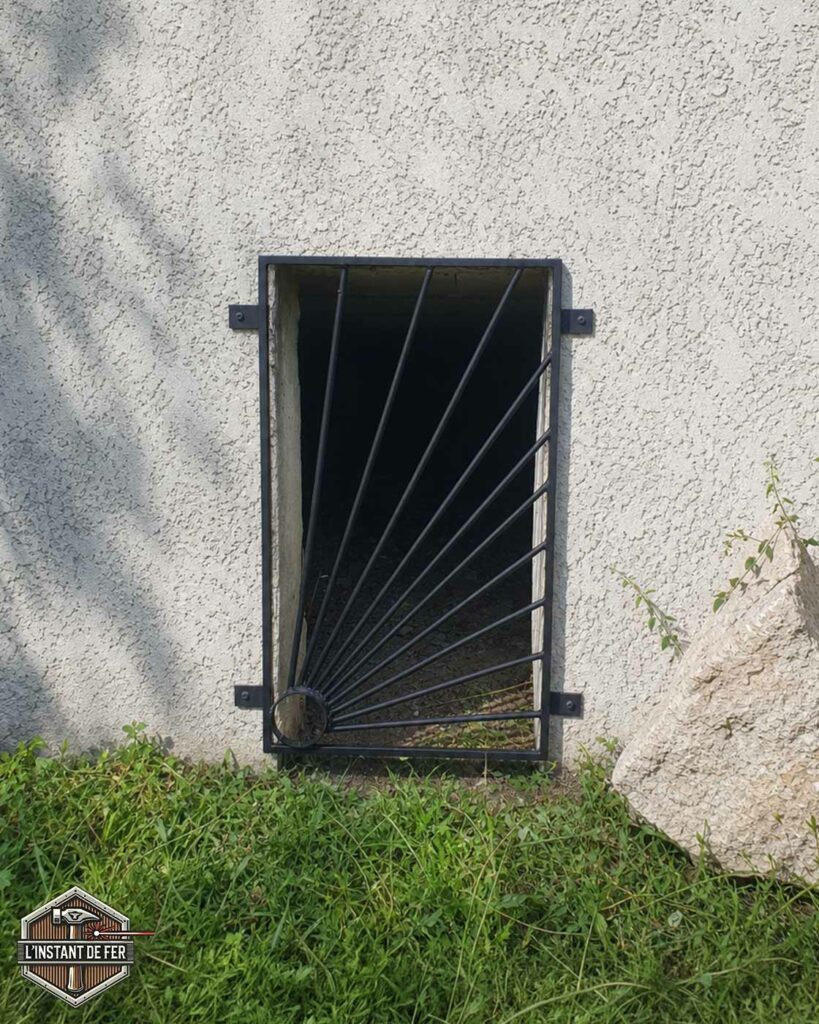 Grille de défense soupirail design soleil Grille de défense sur mesure pour soupirail en acier noir au motif rayon de soleil