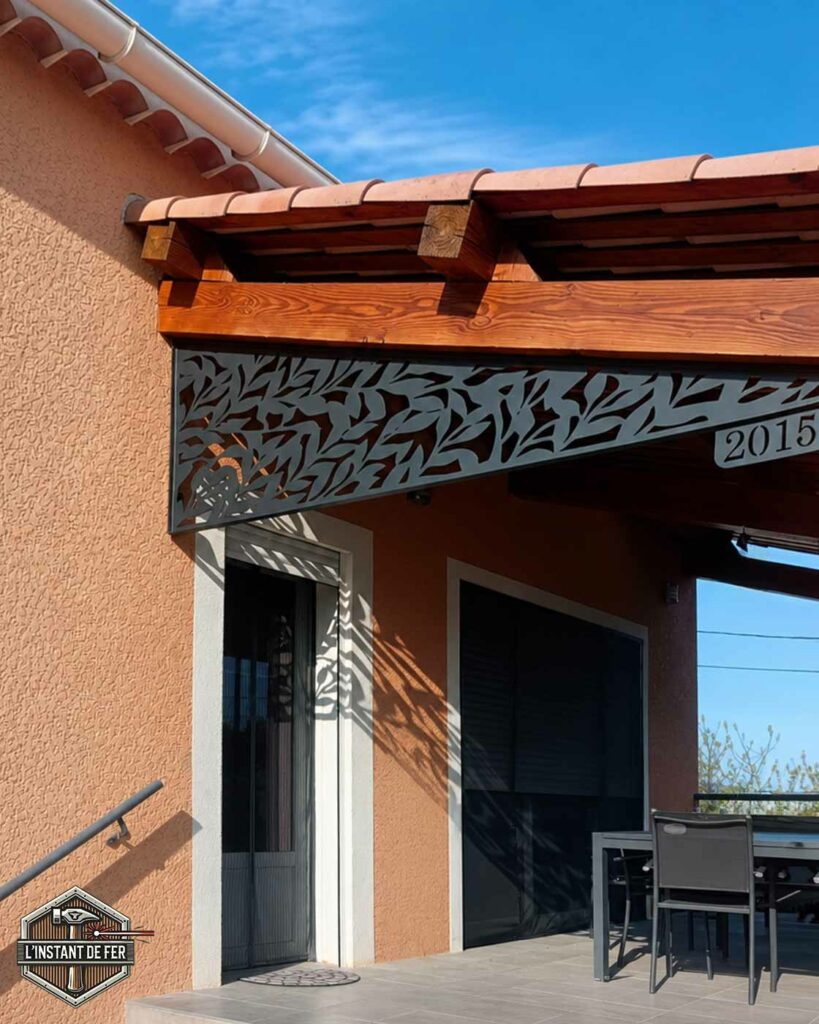 Panneau brise-vue découpe laser végétal Panneau brise-vue d'angle décoratif avec découpe laser motif feuillage sur terrasse