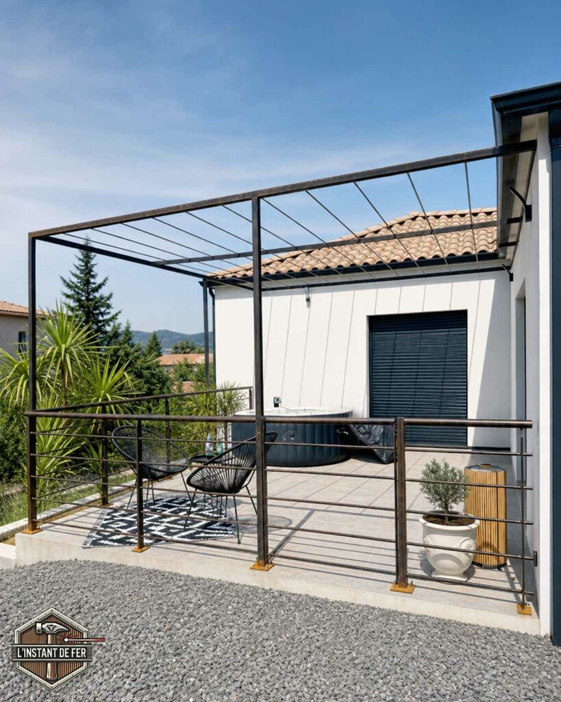 Pergola sur mesure avec structure fine et garde-corps assorti Pergola adossée en acier avec structure fine et garde-corps assorti sur terrasse avec spa