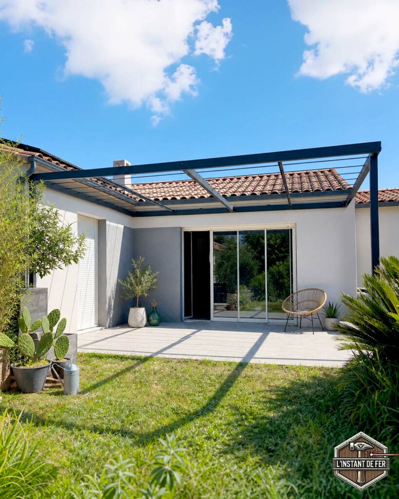 Pergola adossée en acier Pergola adossée en acier noir sur terrasse de maison moderne avec baie vitrée