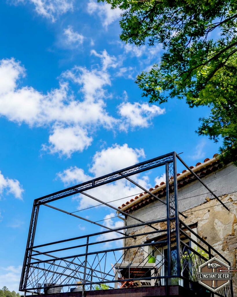 Pergola et garde-corps de balcon à croisillons Pergola adossée en acier noir pour balcon avec garde-corps à motif croisillons