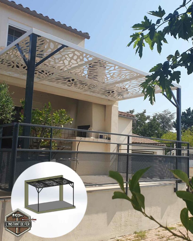 Pergola sur mesure en acier et motif végétal laser Pergola adossée en acier avec toit d'ombrage découpé au laser et garde-corps