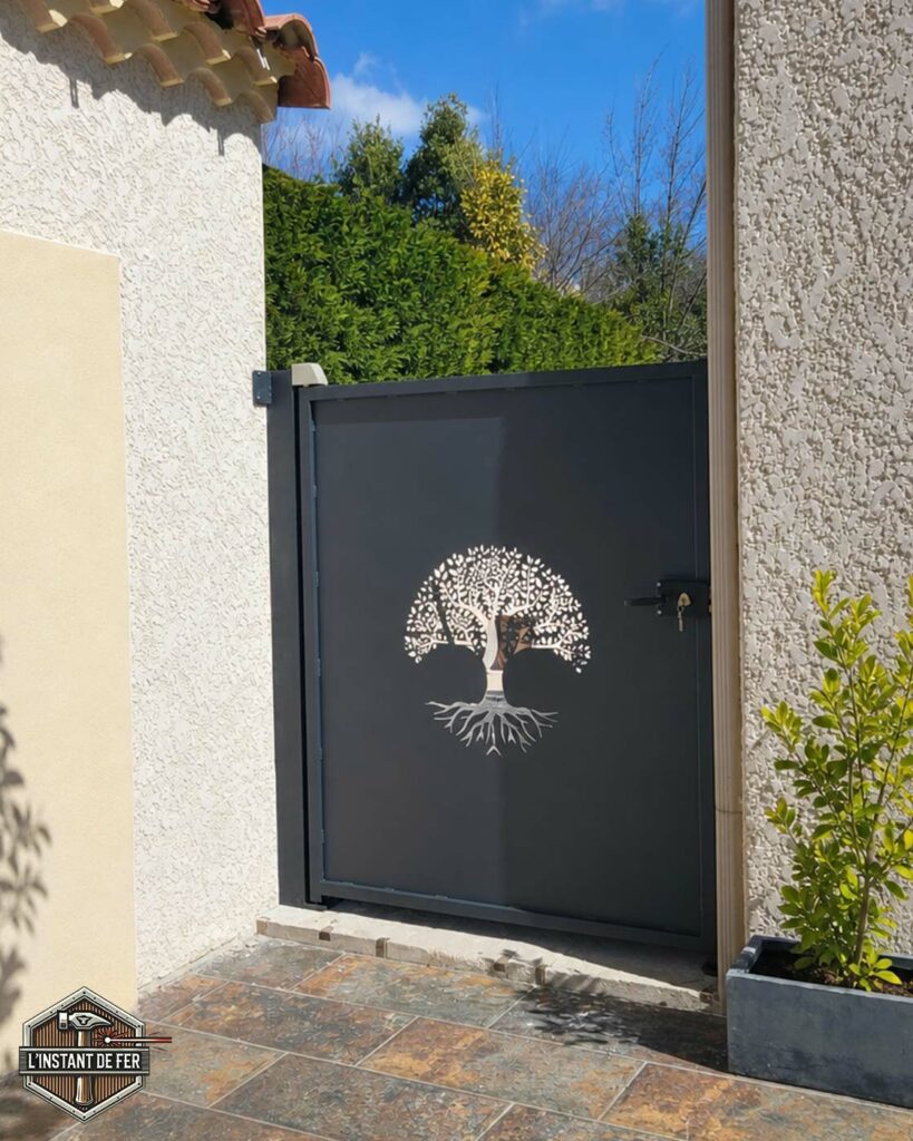Portillon acier motif arbre Portillon en acier noir avec motif d'arbre découpé au laser