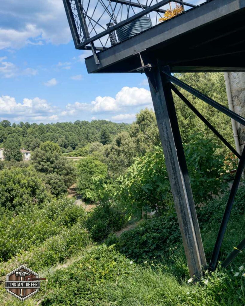 Poteaux IPN et structure acier Structure IPN métallique et poteaux en acier supportant une terrasse suspendue en hauteu
