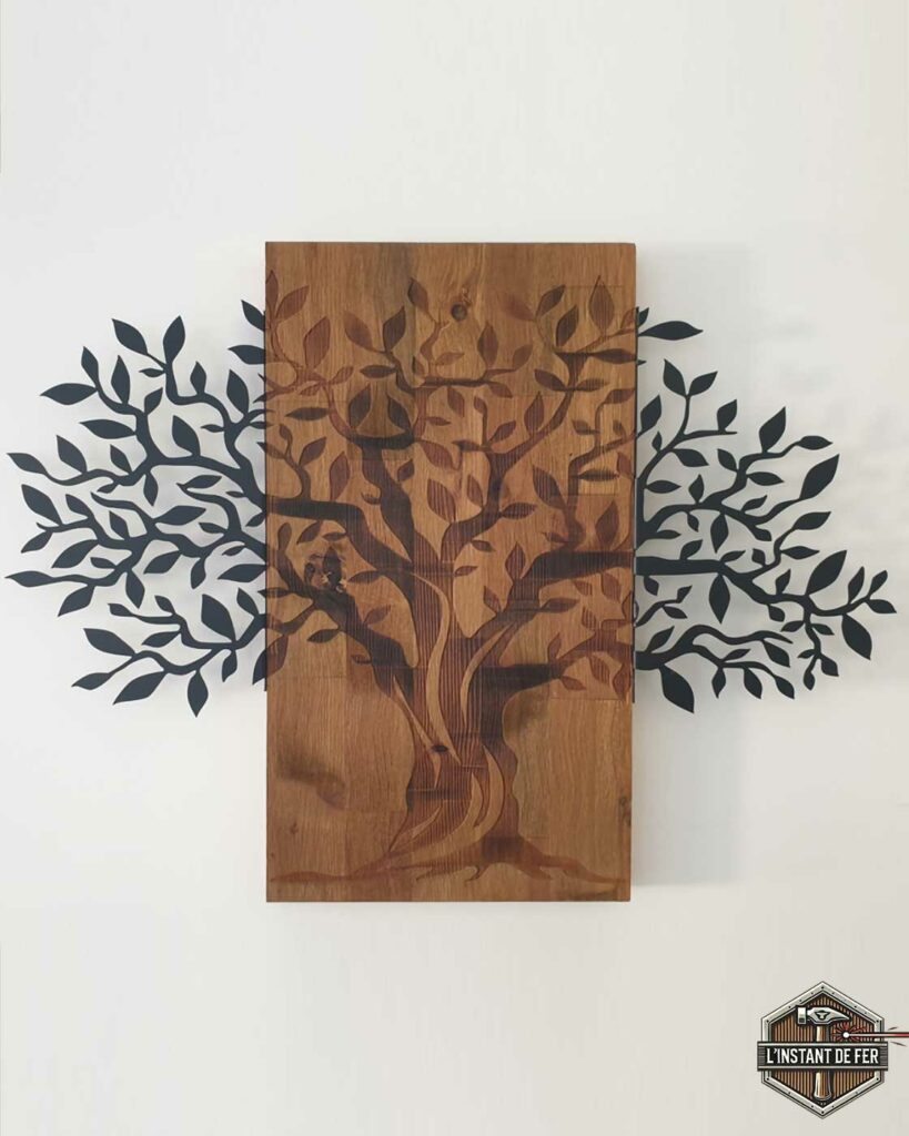 Décoration murale arbre de vie bois metal Tableau mural design combinant un panneau central en bois et du feuillage latéral en métal découpé