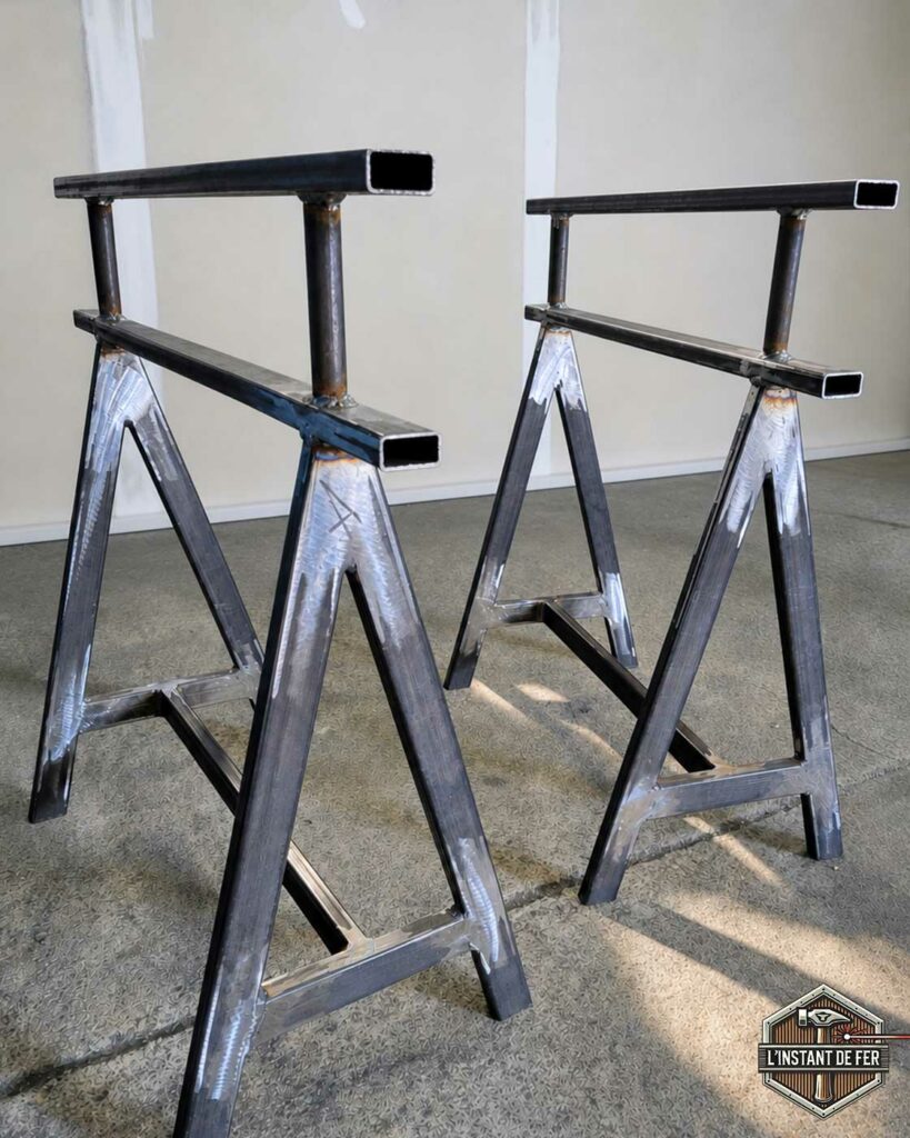Tréteaux acier atelier mobilier métal sur mesure Paire de tréteaux robustes en acier brut soudé pour atelier ou piètement de table industrielle
