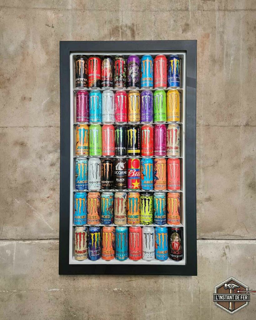 Vitrine murale métal noir collection cannettes Vitrine murale d'exposition en métal noir sur mesure pour collection de cannettes Monster Energy