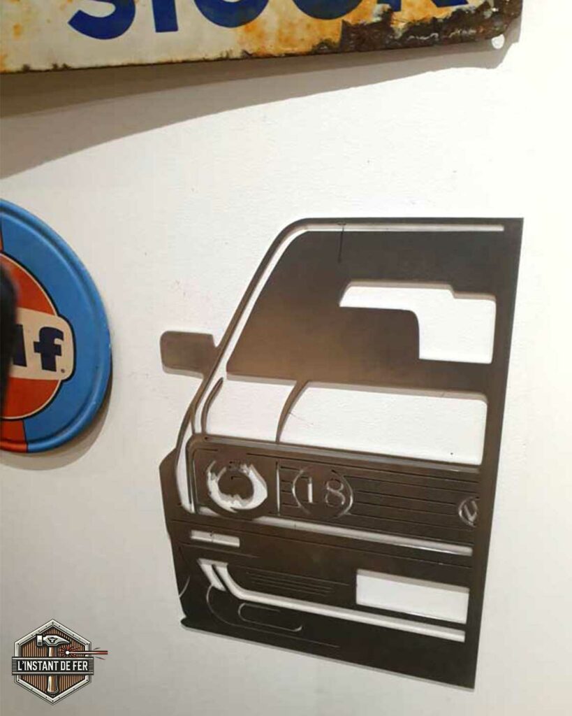 Décoration murale métal avant Golf GTI Décoration murale en métal découpé au laser représentant la face avant d'une Golf GTI